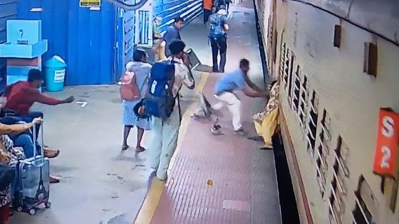 കാല്‍തെറ്റി വണ്ടിക്കും പാളത്തിനുമിടയില്‍; എറണാകുളത്ത് ട്രെയിനില്‍ നിന്ന് വീണ സ്ത്രീക്ക് രക്ഷകനായി യുവാവ്, അഭിനന്ദനപ്രവാഹം- വിഡിയോ 