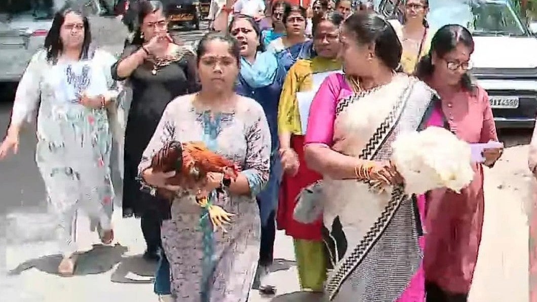 രാഹുല്‍ മാങ്കൂട്ടത്തിലിന്റെ ഓഫീസിലേയ്ക്കുള്ള മാര്‍ച്ചില്‍ കോഴി ചത്തു; മഹിളാ മോര്‍ച്ച പ്രവര്‍ത്തകര്‍ക്കെതിരെ കേസ്
