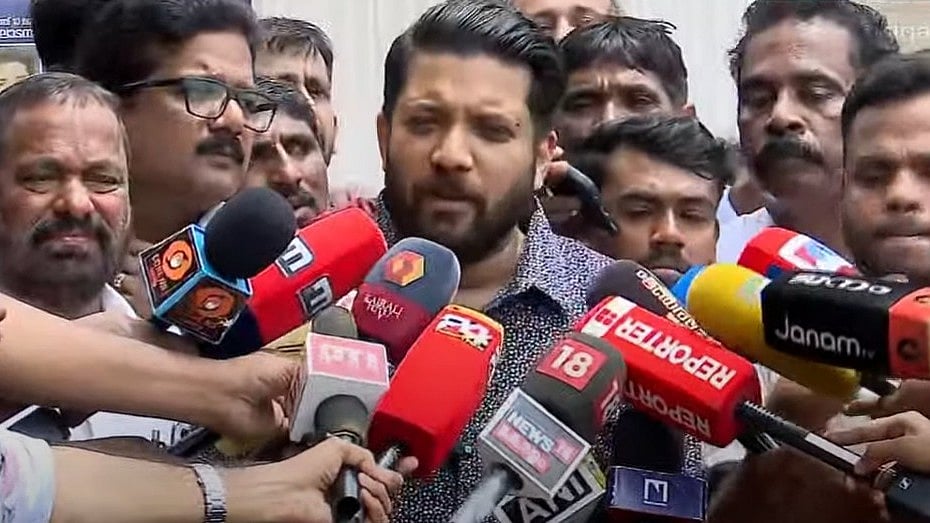 'ഞാന്‍ ആരെ പേടിച്ചാണ് ഒളിച്ചോടേണ്ടത്? രാഹുലിനെതിരെ ഒരു പരാതി പോലുമില്ല, എന്നിട്ടും രാജിവച്ചില്ലേ?'