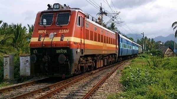 വാതിൽപ്പടിയിൽ നിന്ന് യാത്ര;  ട്രെയിനില്‍ നിന്നും പുറത്തേക്ക് തെറിച്ച് വീണു; വിദ്യാര്‍ഥിക്ക് ദാരുണാന്ത്യം