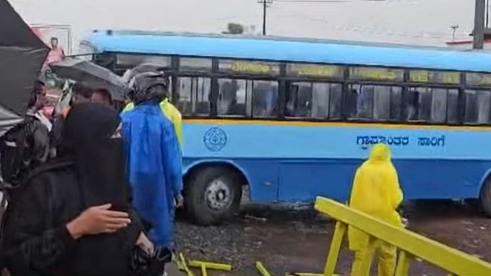 കാസര്‍കോട് കാത്തിരിപ്പു കേന്ദ്രത്തിലേക്ക് ബസ് ഇടിച്ചു കയറി; അഞ്ചു മരണം; മൂന്നു പേരുടെ നില ഗുരുതരം 