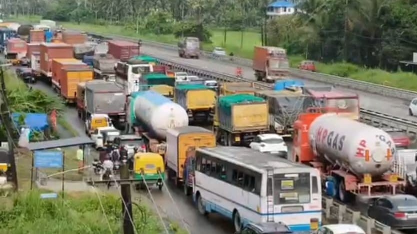 വീണ്ടും ദുരിതക്കളമായി ദേശീയപാത, മണ്ണുത്തി- പാലക്കാട് റോഡില്‍ വന്‍ഗതാഗതക്കുരുക്ക്; പുലര്‍ച്ചെ നാലുമുതല്‍ വാഹനങ്ങളുടെ നീണ്ടനിര- വിഡിയോ 