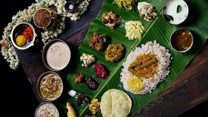 'ഇടത്തു നിന്ന് വലത്തോട്ട് വിളമ്പണം, എന്നാല്‍ കഴിക്കേണ്ടത് വലത്തു നിന്ന് ഇടത്തോട്ടും'; ഓണസദ്യയുടെ ചിട്ടവട്ടങ്ങൾ