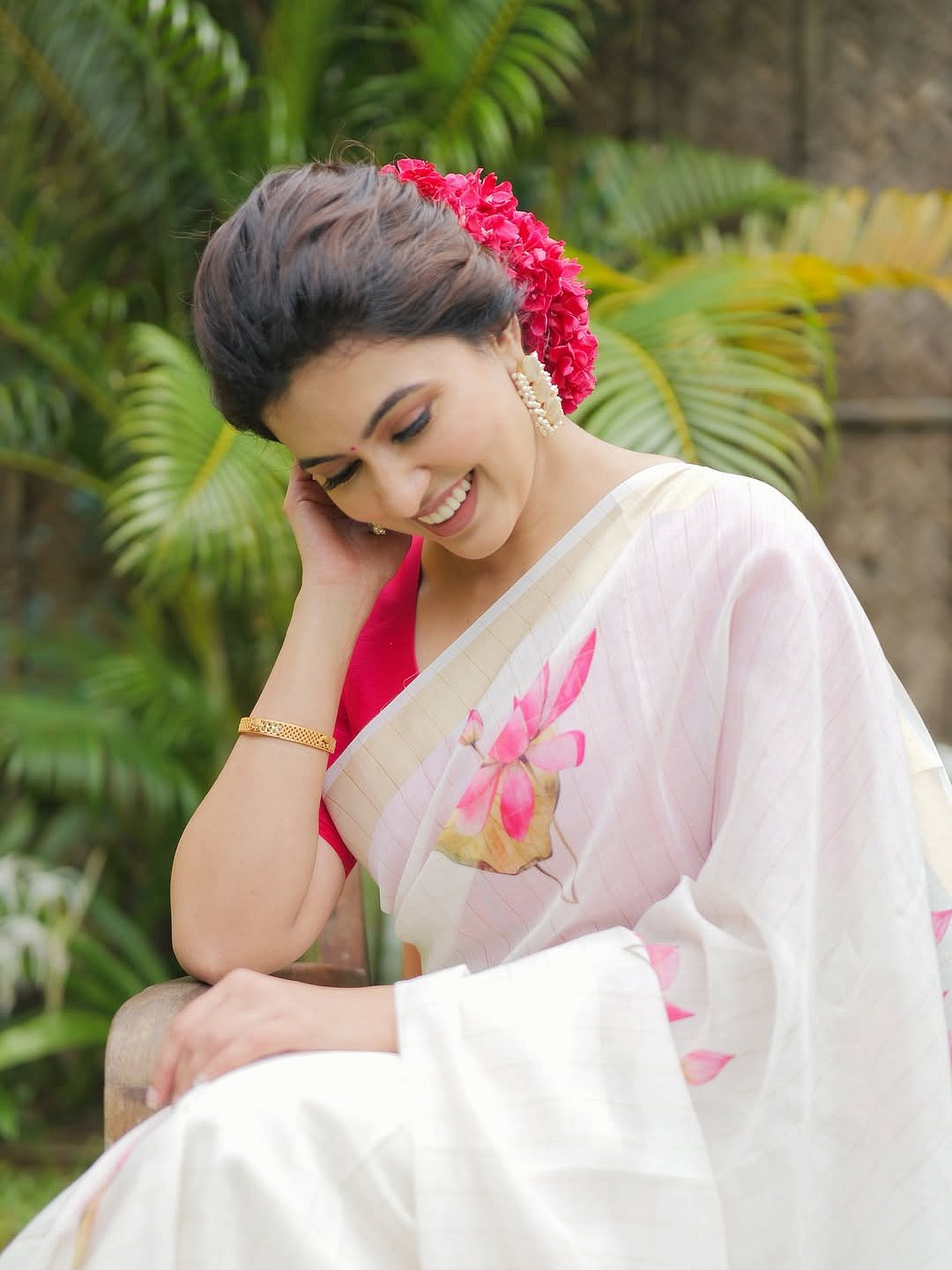 'ഓമനപ്പെണ്ണ്'; സാരിയിൽ സുന്ദരിയായി അഞ്ജു കുര്യൻ