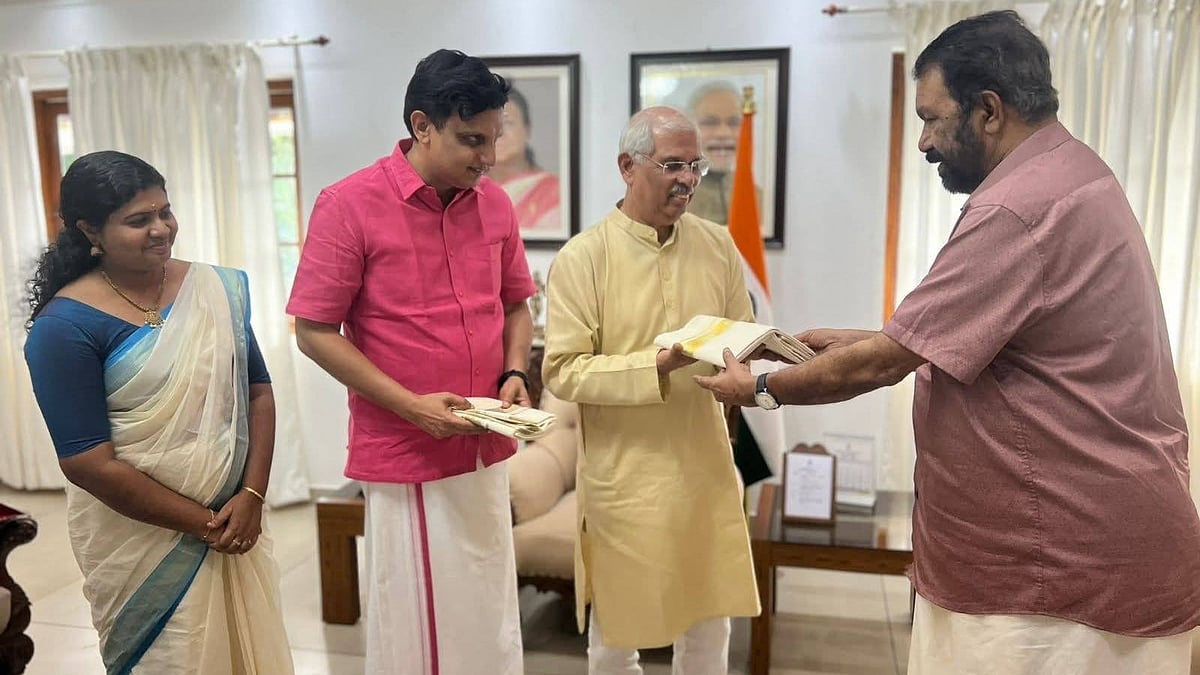 മന്ത്രിമാര്‍ രാജ്ഭവനില്‍, ഗവര്‍ണര്‍ക്ക് ഓണക്കോടി നല്‍കി; ഔദ്യോഗിക ആഘോഷങ്ങള്‍ക്ക് ക്ഷണിച്ച് മന്ത്രി ശിവന്‍കുട്ടിയും റിയാസും