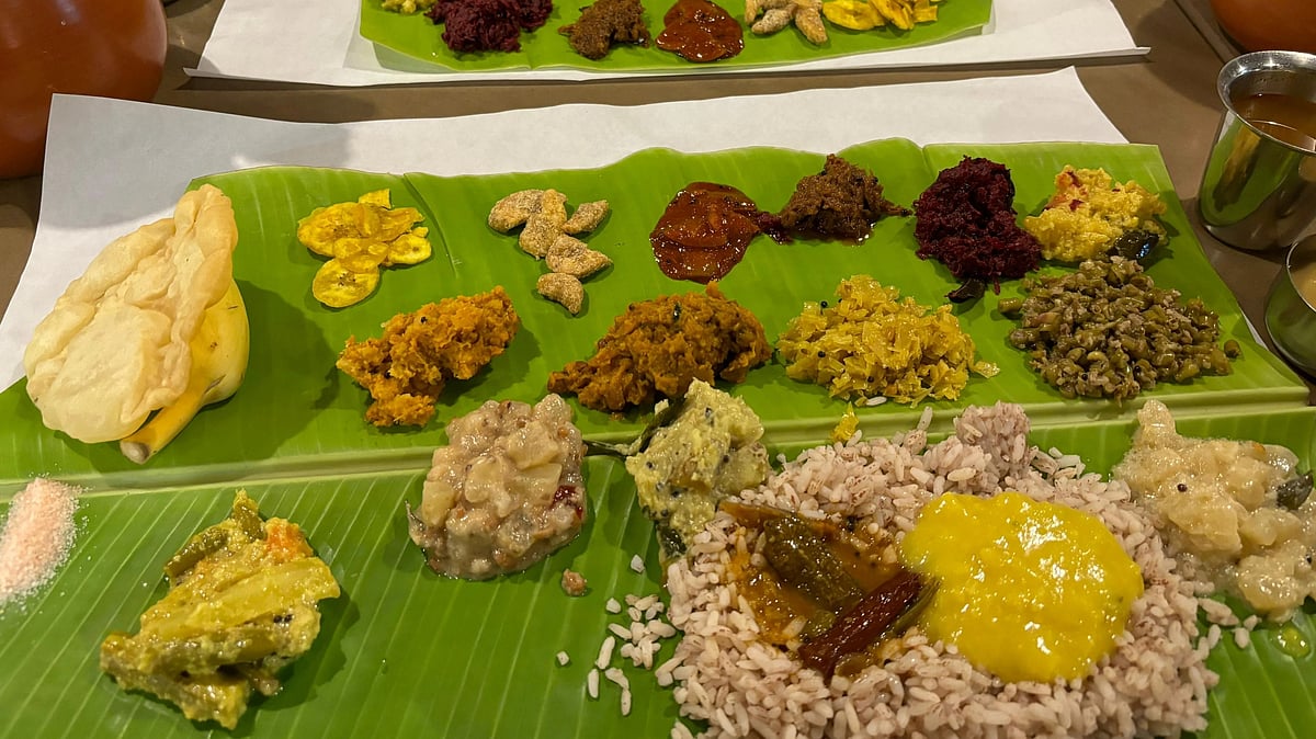 ഓണം കളറാക്കി ദുബൈ, ഓണസദ്യയുമായി ഹോട്ടലുകൾ; പലസ്തീൻ മുതൽ അൾജീരിയവരെ 18 രാജ്യക്കാർ ഒന്നിച്ചാഘോഷിച്ച് ഓണം