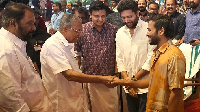 'അന്ന് നിയമസഭയ്ക്ക് മുന്നില്‍ നിന്ന് ആട്ടിയോടിച്ചു, ഇന്ന് മുഖ്യമന്ത്രിക്കൊപ്പം സദ്യ; പൊലീസ് അകമ്പടി'
