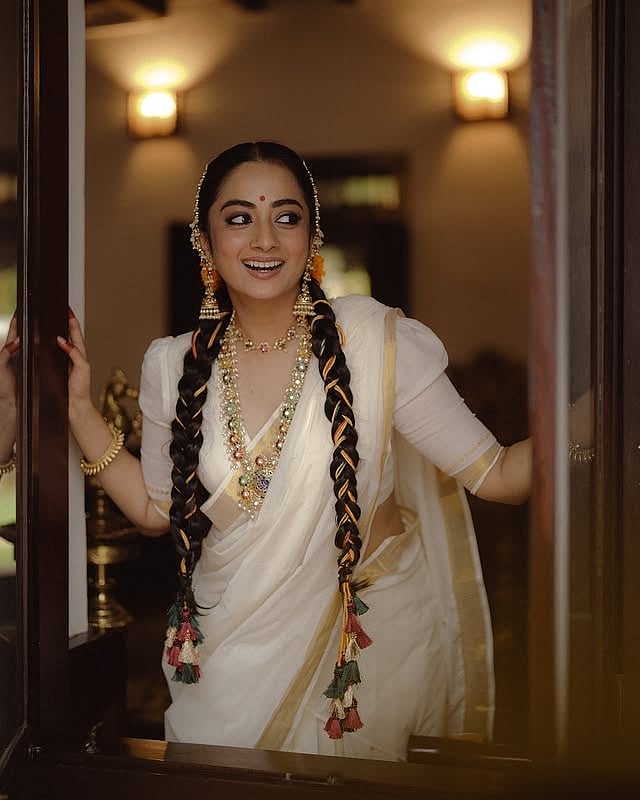 ഏത് മൂഡ് സാരി മൂഡ്! ഓണച്ചിത്രങ്ങളുമായി നായികമാർ