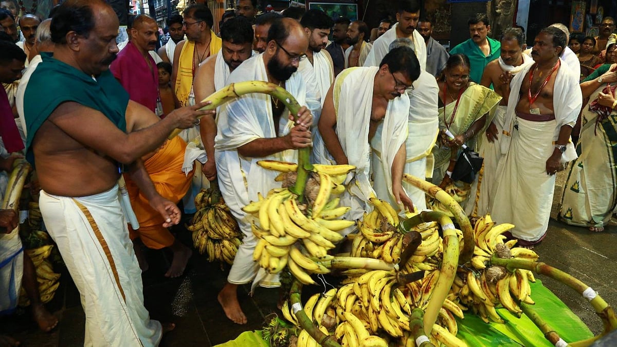 ഓണപ്പുടവ സമര്‍പ്പണം, പതിനായിരം പേര്‍ക്ക് പ്രസാദ ഊട്ട്, രണ്ടു മണി മുതല്‍ ബുഫേ; തിരുവോണ നിറവില്‍ ഗുരുവായൂര്‍, ദര്‍ശനസമയം കൂട്ടി 