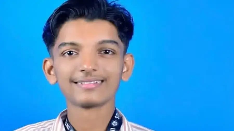 വിരലില്‍ പുസ്തകം കറക്കി 
നേട്ടം; ഇന്ത്യാ ബുക്ക് ഓഫ് റെക്കോര്‍ഡ് നേടിയ ശ്രീഹരി മരിച്ച നിലയില്‍