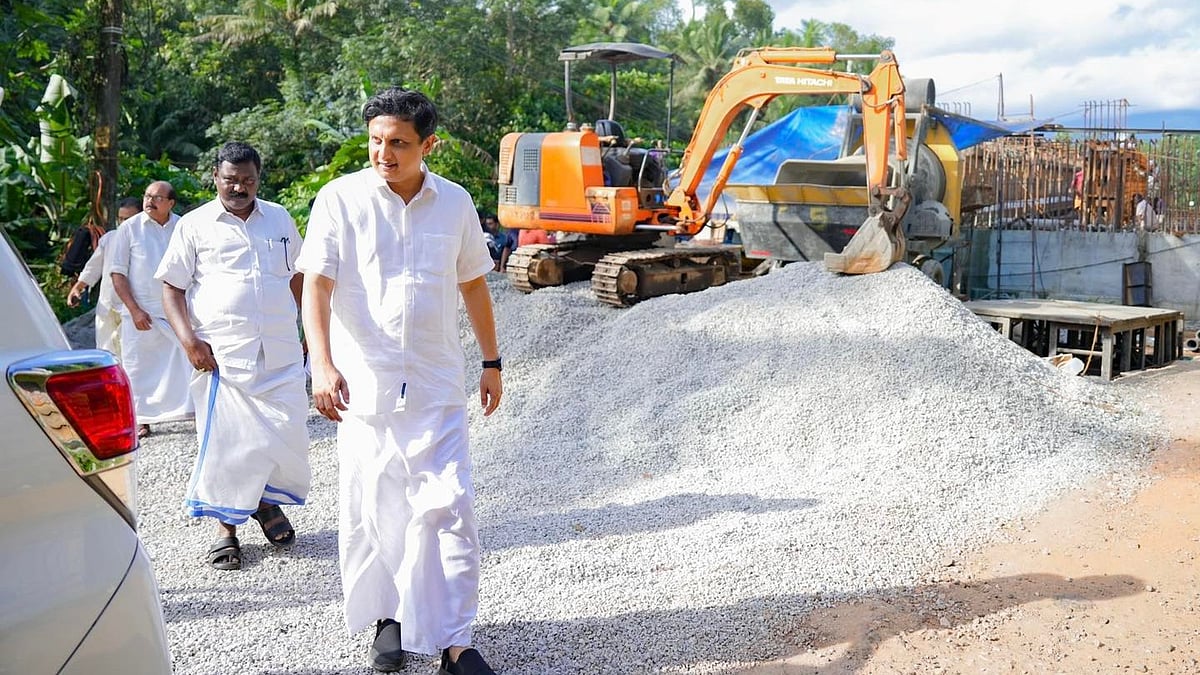 കാസര്‍കോട് മുതല്‍ തിരുവനന്തപുരം വരെ ഹൈവേ പണി പൂര്‍ത്തിയായെന്ന് റിയാസ്; മന്ത്രി കേരളത്തില്‍ തന്നെയാണോ ജീവിക്കുന്നതെന്ന് കമന്റ്