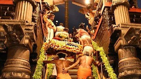 'സ്വര്‍ണം പൂശിയ ദ്വാരപാലക ശില്‍പങ്ങള്‍ സ്‌ട്രോങ് റൂമിലുണ്ടോ? ഗോള്‍ഡ് പ്ലേറ്റിങിന് ഉണ്ണിക്കൃഷ്ണന്‍ പോറ്റിയെ ഏല്‍പ്പിച്ചതെന്തിന്?' 