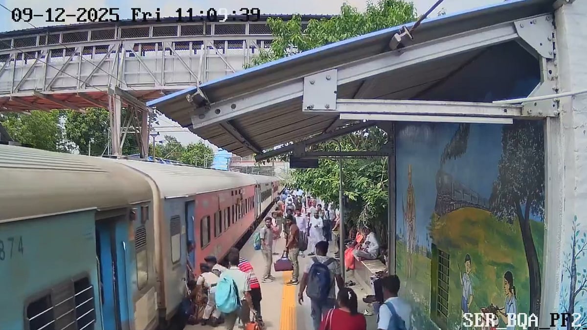 ശരീരത്തിന്റെ പാതി ട്രാക്കില്‍; ഓടിത്തുടങ്ങിയ ട്രെയിനില്‍ കയറാന്‍ ശ്രമിച്ച 62കാരിയുടെ കാല്‍തെറ്റി, അത്ഭുത രക്ഷപ്പെടല്‍- വിഡിയോ 