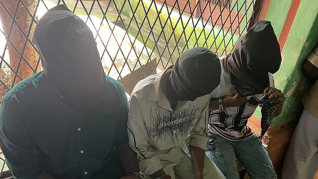 കെഎസ് യു പ്രവര്‍ത്തകരെ മുഖംമൂടി ധരിപ്പിച്ച സംഭവം: വടക്കാഞ്ചേരി എസ്എച്ച്ഒയെ സ്ഥലംമാറ്റി- വിഡിയോ