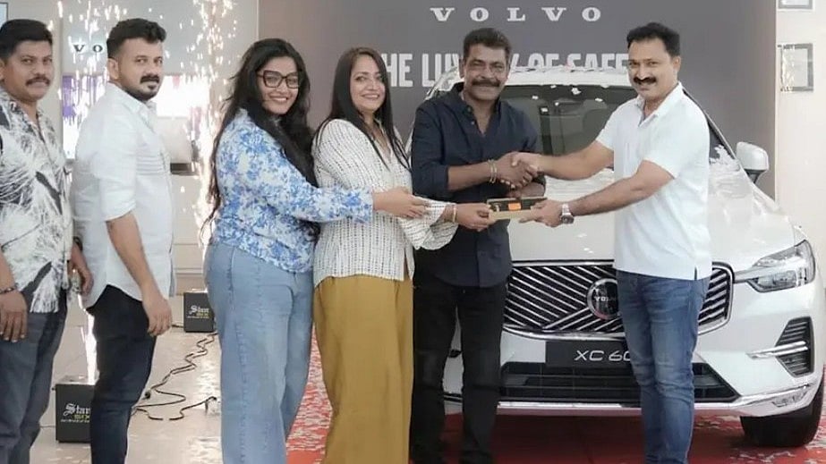 'മൈ ഫോണ്‍ നമ്പര്‍ ഈസ് 2255', വാശിയേറിയ ലേലം; ആന്റണി പെരുമ്പാവൂര്‍ 2255 സ്വന്തമാക്കിയത് 3.20 ലക്ഷത്തിന് 