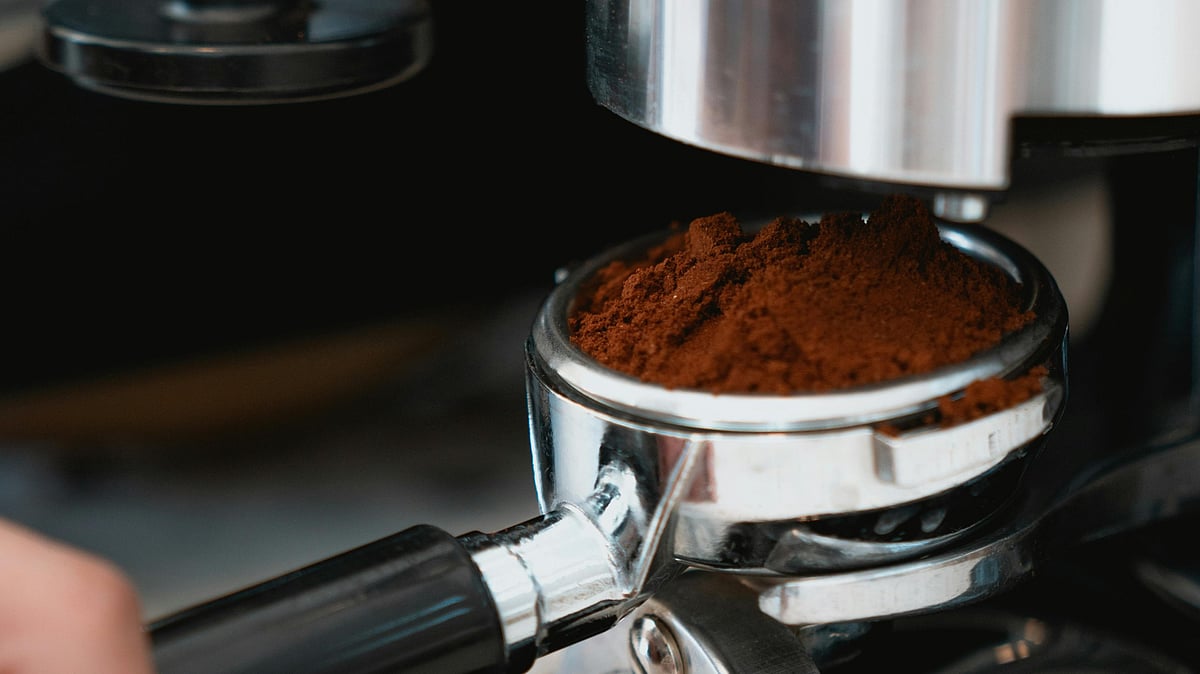 ചില്ലറക്കാരനല്ല, കാപ്പിപ്പൊടി! താരൻ മാറാൻ ഇനി വളരെ എളുപ്പം