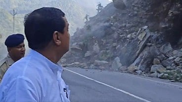 മലയൊന്നാകെ ഇടിഞ്ഞ് ദേശീയപാതയിലേക്ക്; എംപിയും കൂട്ടരും രക്ഷപ്പെട്ടത് തലനാരിഴയ്ക്ക്; വിഡിയോ
