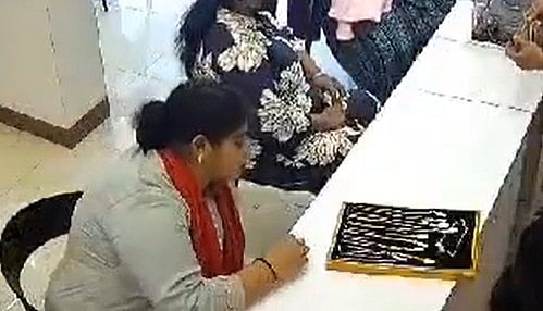 മോതിരം വാങ്ങാനെത്തി, ജീവനക്കാരുടെ കണ്ണുവെട്ടിച്ച് മാല കവര്‍ന്നു, യുവതി സിസിടിവിയില്‍ കുടുങ്ങി - വിഡിയോ
