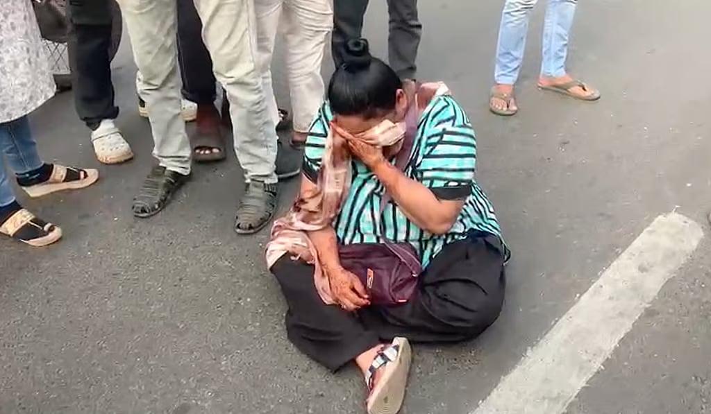 '20 രൂപയ്ക്ക് ആറ് പാനിപൂരി നല്‍കിയില്ല'; കച്ചവടക്കാരനോട് വഴക്കിട്ട്  റോഡില്‍ യുവതിയുടെ പ്രതിഷേധം, ഗതാഗത തടസം