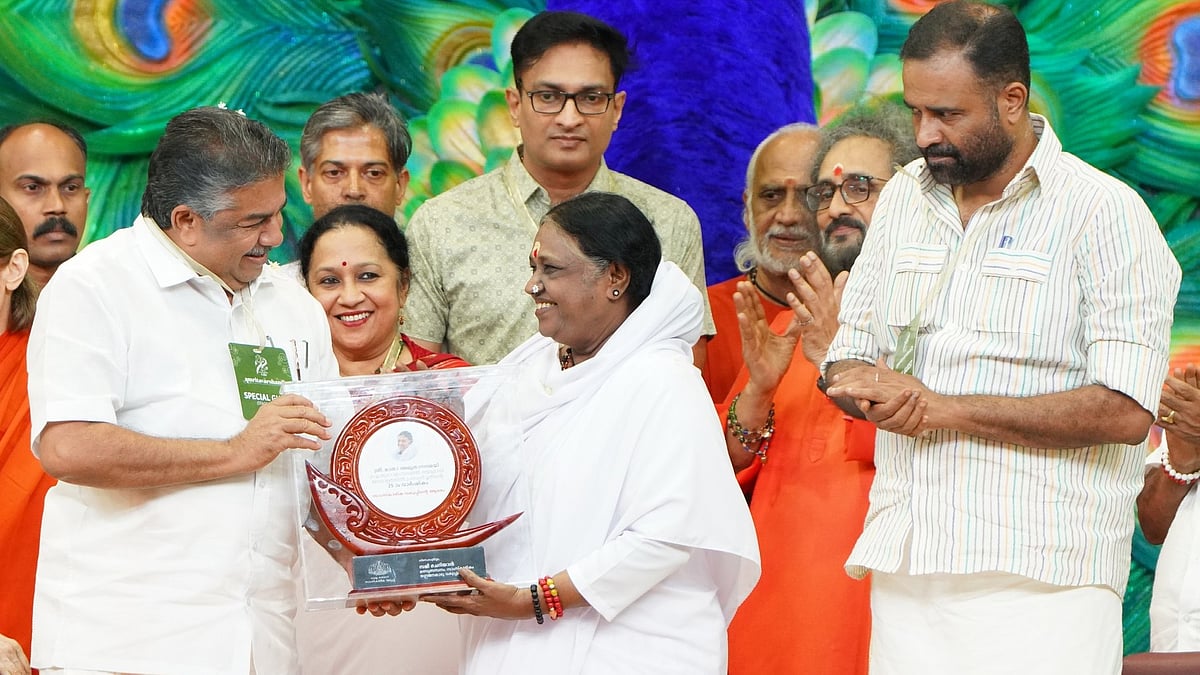 'മലയാളത്തിന്റെയും സംസ്‌കാരത്തിന്റെയും ശക്തി ലോകത്തിനു മുന്നില്‍ തെളിയിച്ചു'; മാതാ അമൃതാനന്ദമയിക്ക് സര്‍ക്കാരിന്റെ ആദരം