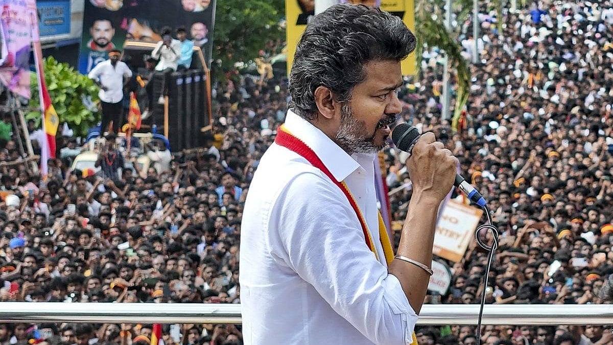 'കരൂരിലെത്തി കാണാമെന്ന വാക്കുപാലിച്ചില്ല', വിജയ് നല്‍കിയ 20 ലക്ഷം തിരികെ നല്‍കി മരിച്ചയാളുടെ ഭാര്യ