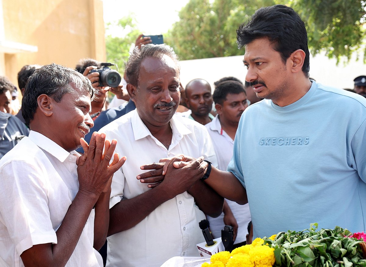 ദുരന്തമായി മാറിയ ടിവികെ റാലി; ഉള്ളുലയ്ക്കും ഈ കാഴ്ചകൾ   