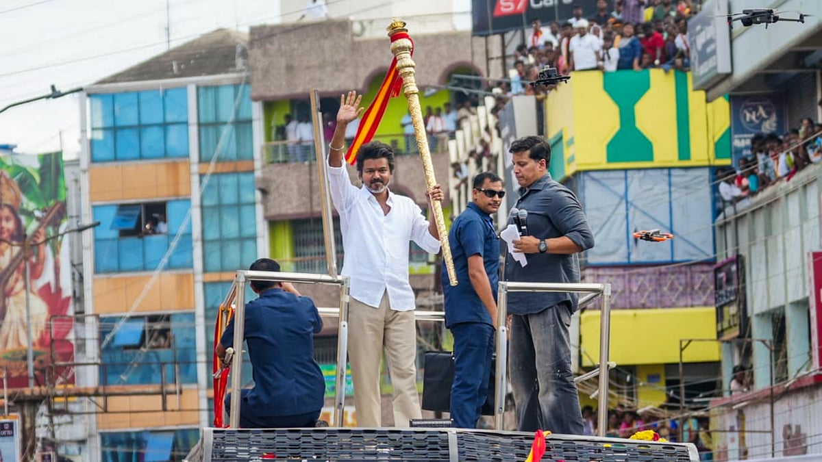 സംസ്ഥാന പര്യടനം നിര്‍ത്തി വിജയ്, കരൂര്‍ ദുരന്തത്തില്‍ മരിച്ചവരുടെ കുടുംബത്തിന് 20 ലക്ഷം സഹായധനം; ടിവികെ കോടതിയിലേക്ക്