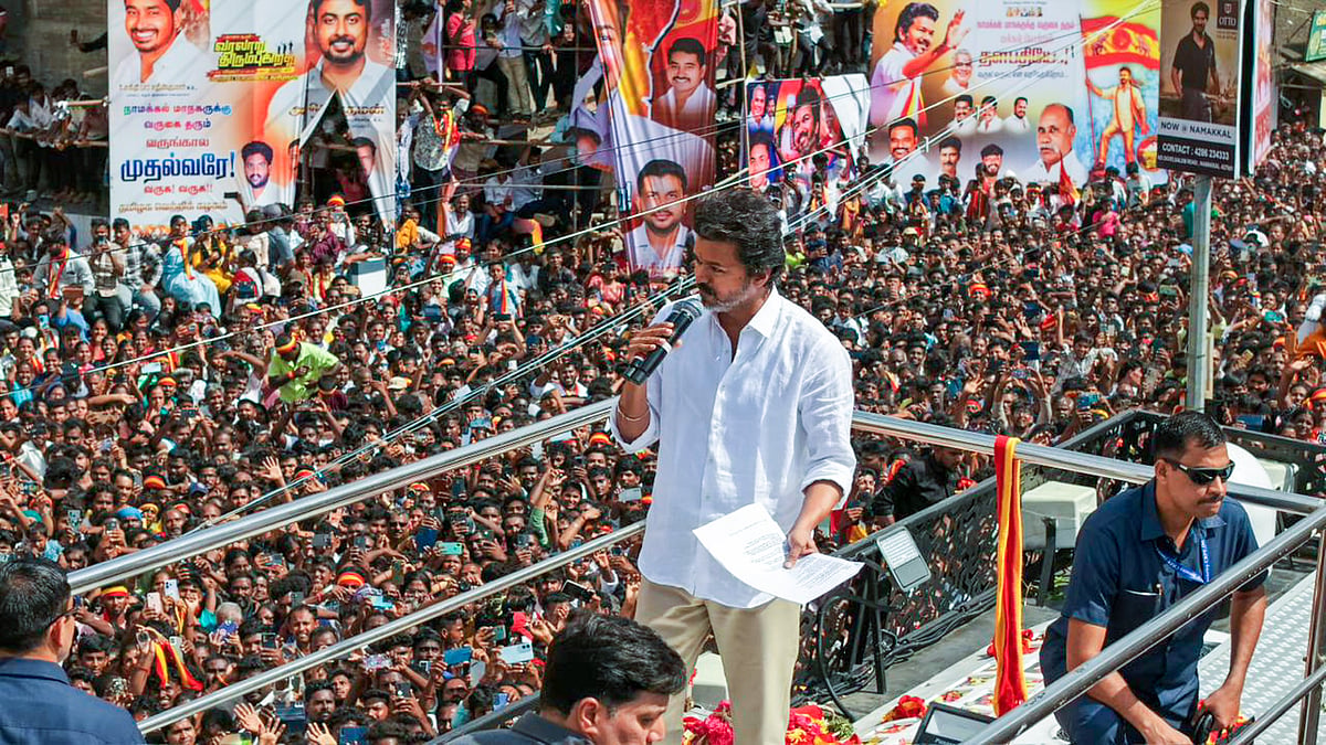 മനഃപൂര്‍വം നാലു മണിക്കൂറോളം വൈകി, പൊലീസ് മുന്നറിയിപ്പ് അവഗണിച്ചു; റോഡിലിറങ്ങി സ്വീകരണം ഏറ്റുവാങ്ങി; വിജയിനെതിരെ എഫ്‌ഐആറില്‍ ഗുരുതര ആരോപണങ്ങള്‍