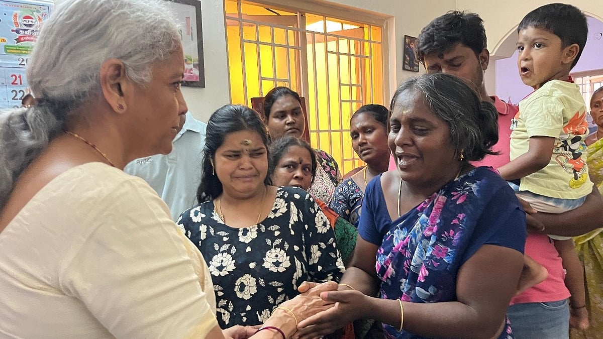കരൂര്‍ ദുരന്തം: പരിക്കേറ്റവരെയും മരിച്ചവരുടെ കുടുംബങ്ങളെയും സന്ദര്‍ശിച്ച് കേന്ദ്ര ധനമന്ത്രി 