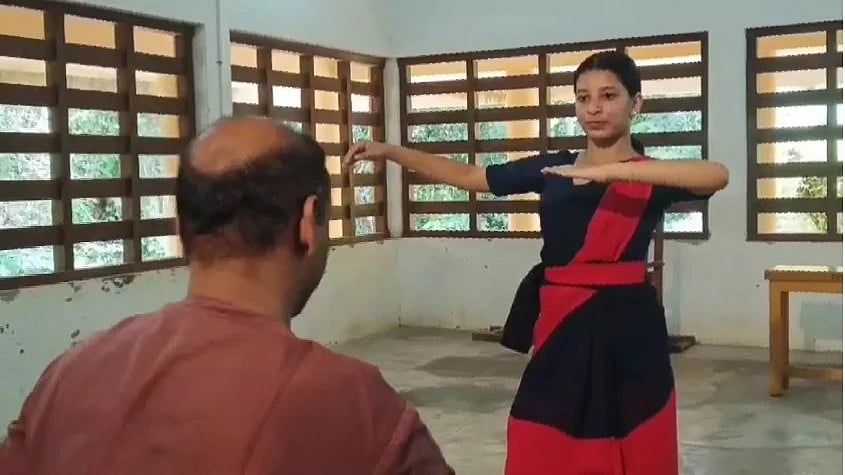 കഥകളിയില്‍ മുസ്ലീം സമുദായത്തില്‍പ്പെട്ട പെണ്‍കുട്ടി അരങ്ങേറ്റം കുറിക്കുന്നു; കലാമണ്ഡലത്തിന്റെ ചരിത്രത്തില്‍ ആദ്യം- വിഡിയോ 