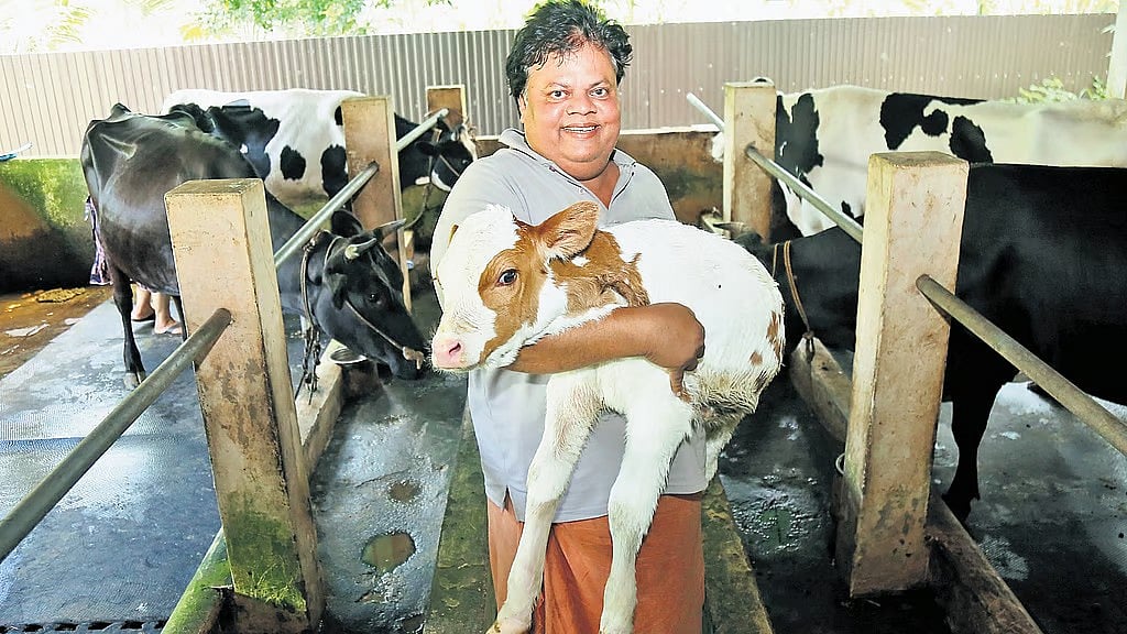 അനൂപ് ചന്ദ്രൻ പശുക്കളെ വളര്‍ത്തുകയാണ്, ദിവസവും വില്‍ക്കുന്നത് 550 ലിറ്റര്‍ പാല്‍