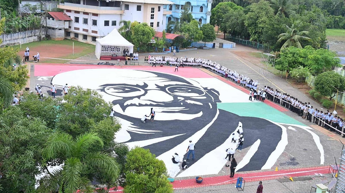 10,000 കിലോ ഉപ്പില്‍ ഗാന്ധിജിയുടെ ഛായാചിത്രം, ലോക റെക്കോര്‍ഡ്, വിഡിയോ
