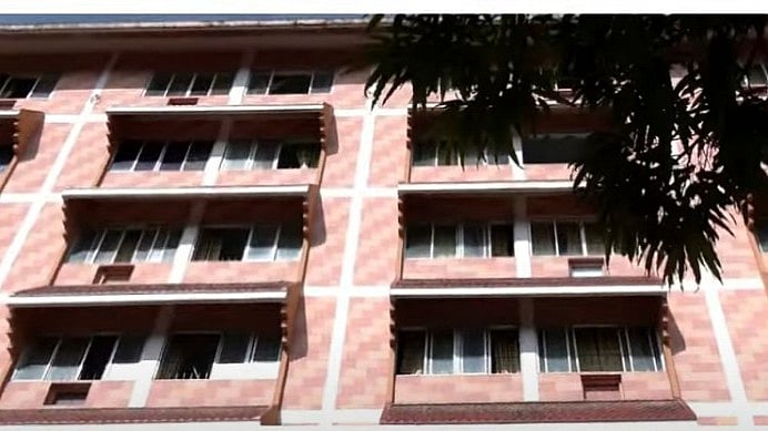 സാമ്പത്തിക ബുദ്ധിമുട്ടോ?; ആശുപത്രിയില്‍ രോഗിയായ ഭാര്യയെ കൊലപ്പെടുത്തിയ ശേഷം കെട്ടിടത്തില്‍ നിന്ന് ചാടിയ ഭര്‍ത്താവും മരിച്ചു 