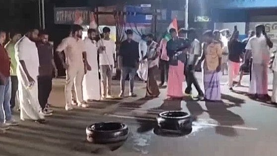 ഷാഫി പറമ്പിൽ ഉൾപ്പെടെ 692 പേർക്കെതിരെ കേസ്; പൊലീസിനെ ആക്രമിച്ചെന്ന് എഫ്ഐആർ