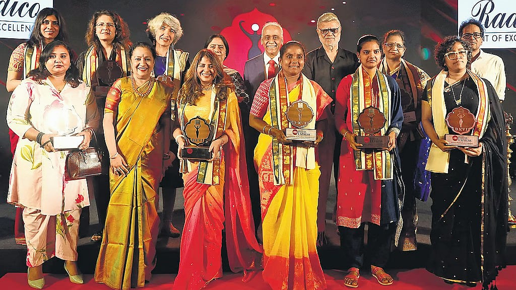 'അവരുടെ പുരോഗതിക്ക് പുരുഷന്മാര്‍ തടസ്സമാകരുത്'; 10 സ്ത്രീരത്‌നങ്ങള്‍ക്ക് ദേവി അവാര്‍ഡ്, ആദരം