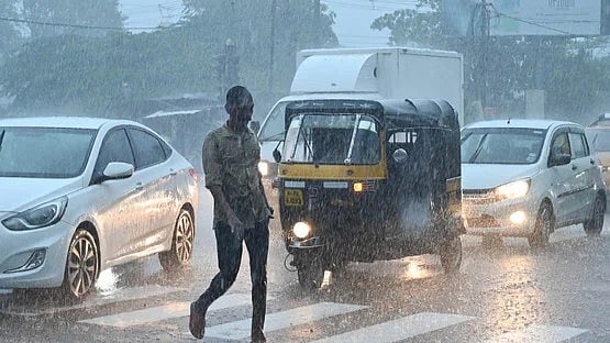 തുലാവര്‍ഷത്തിന് പുറമേ ന്യൂനമര്‍ദ്ദവും; നാളെയും മറ്റന്നാളും തീവ്രമഴ, ഓറഞ്ച് അലര്‍ട്ട് 