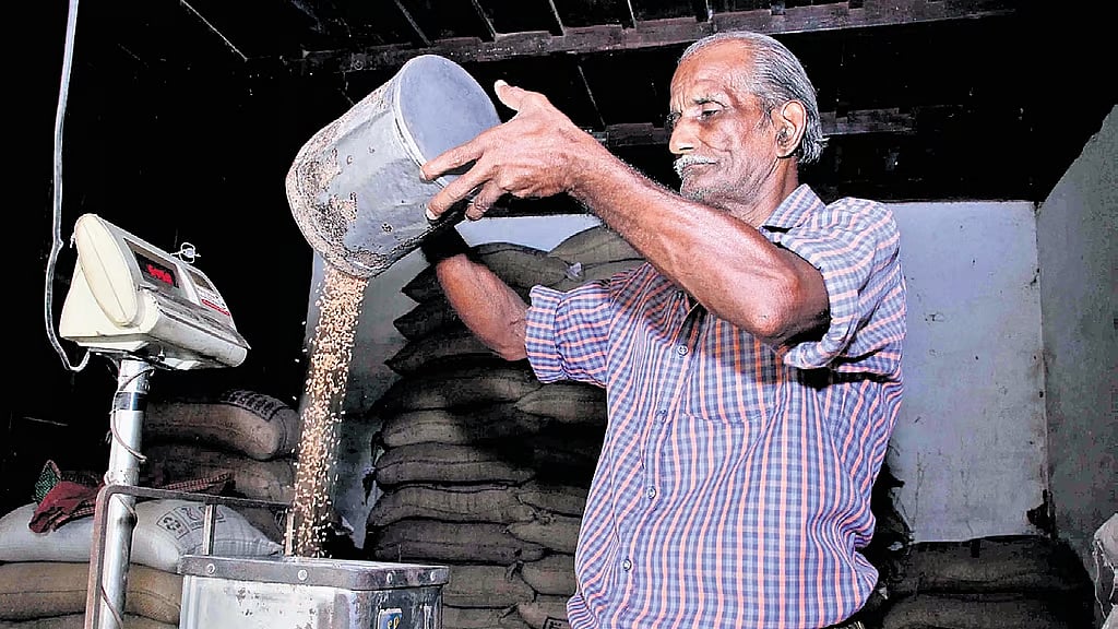 പാല്, പലചരക്ക് , പാചക വാതകം..., എല്ലാമെത്തും റേഷന് കടയില്: പൊതുവിതരണം സ്മാര്ട്ട് ആക്കാന് സര്ക്കാര്