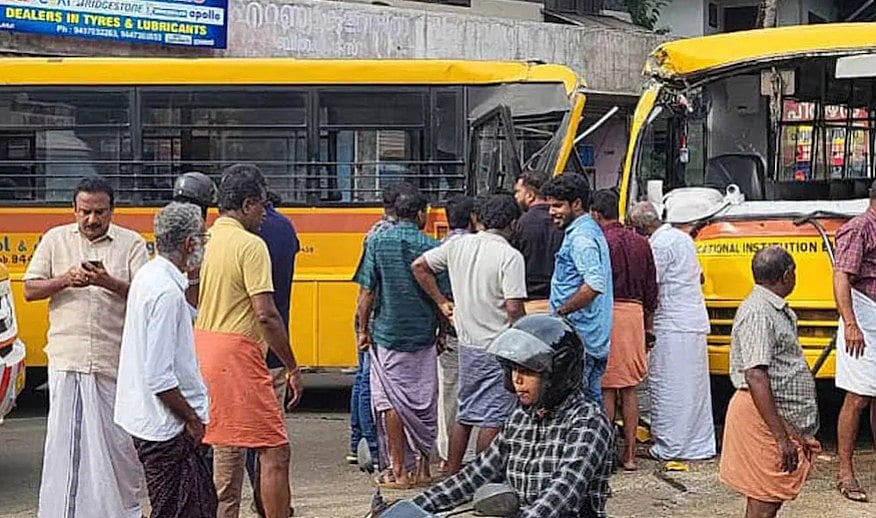 എറണാകുളത്ത് സ്‌കൂള്‍ ബസുകള്‍ കൂട്ടിയിടിച്ചു; 12 കുട്ടികള്‍ക്ക് പരിക്ക്