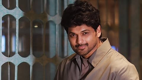 'ഭാര്യയുമായി ലൈവിൽ വാ, എന്നിട്ട് വിശ്വസിക്കാം'; കമന്റിന് മറുപടിയുമായി അജ്മൽ അമീർ  