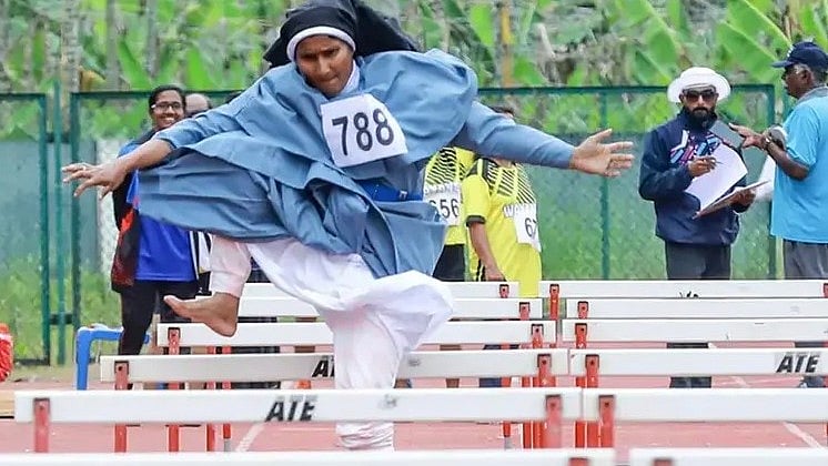 'സിസ്റ്ററേ, കണ്‍ഗ്രാച്സ്'; തിരുവസ്ത്രത്തില്‍ പാദരക്ഷകളിടാതെ ഹര്‍ഡില്‍സില്‍ സ്വര്‍ണം, അഭിനന്ദന പ്രവാഹം