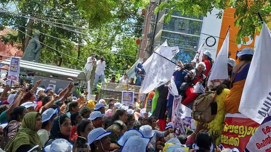 ആശാ വര്‍ക്കര്‍മാരുടെ മാര്‍ച്ചില്‍ സംഘര്‍ഷം; പ്രവര്‍ത്തകരെ പൊലീസ് വലിച്ചിഴച്ചു
