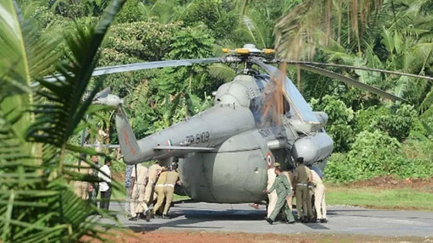 രാഷ്ട്രപതി സഞ്ചരിച്ച ഹെലികോപ്റ്റര്‍ കോണ്‍ക്രീറ്റില്‍ താഴ്ന്നു, പൊലീസും ഫയര്‍ഫോഴ്‌സും ചേര്‍ന്ന് തള്ളിനീക്കി, സുരക്ഷാ വീഴ്ച - വിഡിയോ