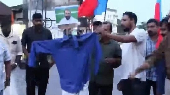 'നാലുവെള്ളിക്കാശിന് വേണ്ടി കേരളത്തെ ഒറ്റിക്കൊടുത്തു'; ശിവന്‍കുട്ടിയുടെ കോലം കത്തിച്ച് എഐവൈഎഫ് 