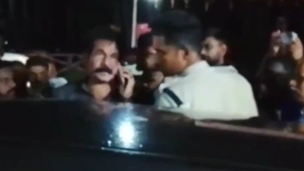 മദ്യലഹരിയിൽ പൊലീസുകാരന്റെ ഡ്രൈവിങ്; കാറിലും 2 ബൈക്കിലും ഇടിച്ചു; കാൽനട യാത്രക്കാരനും പരിക്ക് (വിഡിയോ)