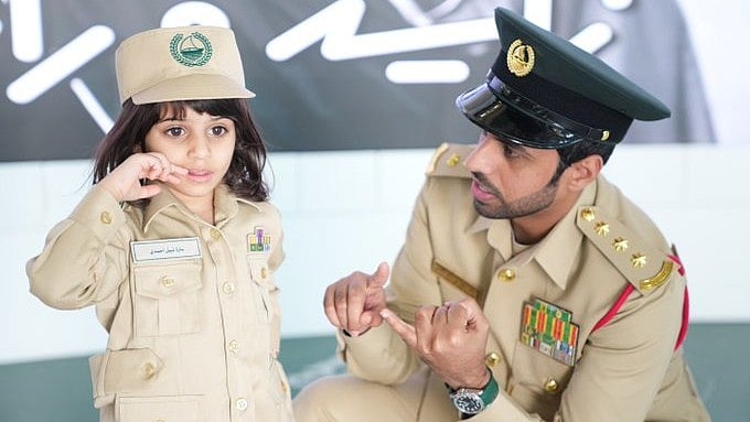 കുട്ടികൾ ഒരു ആഗ്രഹം പറഞ്ഞാൽ ദുബൈ പൊലീസ് മാമന്മാർ നോ പറയില്ല!,
മൂന്ന് വയസ്സുകാരിക്കു പെരുത്ത് സന്തോഷം