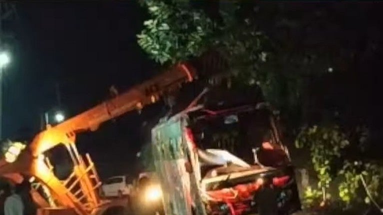 കോട്ടയത്ത് ടൂറിസ്റ്റ് ബസ് മറിഞ്ഞ് അപകടം, ഒരാള്‍ മരിച്ചു