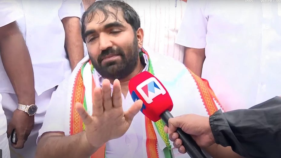 'ഉമ്മന്‍ ചാണ്ടിയെ അപമാനിച്ചു'; വികസന സദസ്സിന് മുന്നില്‍ ഒറ്റയ്ക്ക് കുത്തിയിരുന്ന് പ്രതിഷേധിച്ച് ചാണ്ടി ഉമ്മന്‍