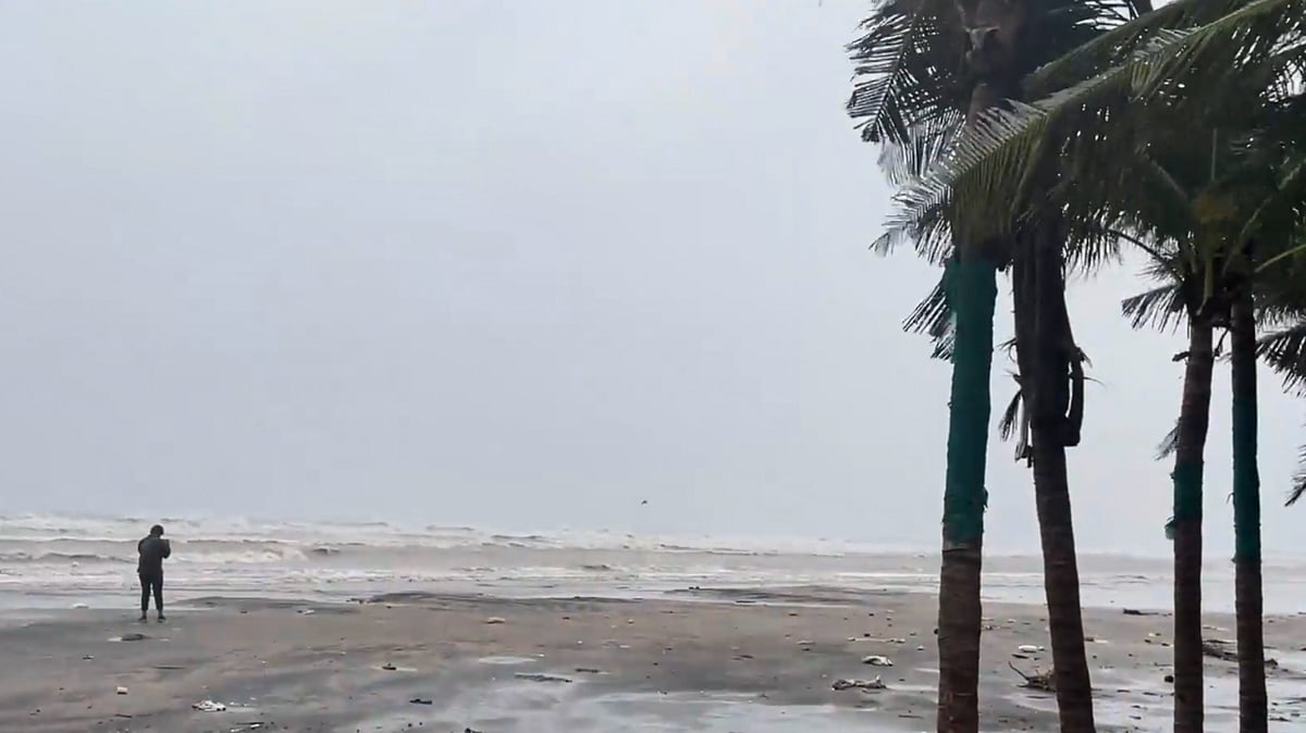 മോൻതാ 100 കിലോമീറ്റർ വേ​ഗതയിൽ കരയിലേക്ക്; വിമാന, ട്രെയിൻ സർവീസുകൾ റദ്ദാക്കി; ആന്ധ്രാ തീരമേഖലയിൽ നിന്നു ആളുകളെ മാറ്റി