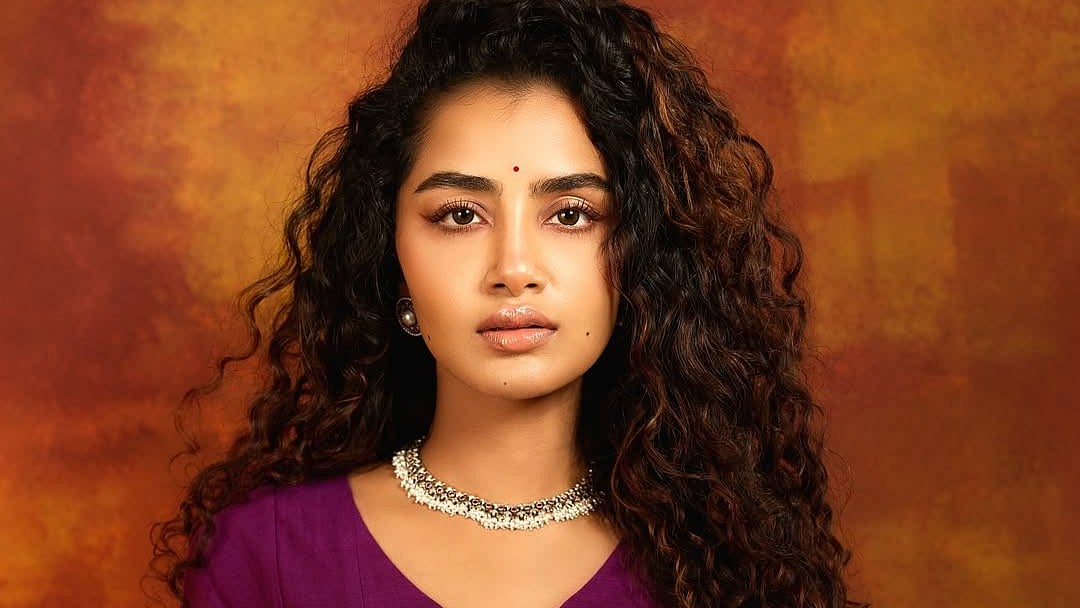 എങ്കെ പാത്താലും നീ...; തമിഴിലും മലയാളത്തിലും ഹിറ്റടിച്ച് അനുപമ 