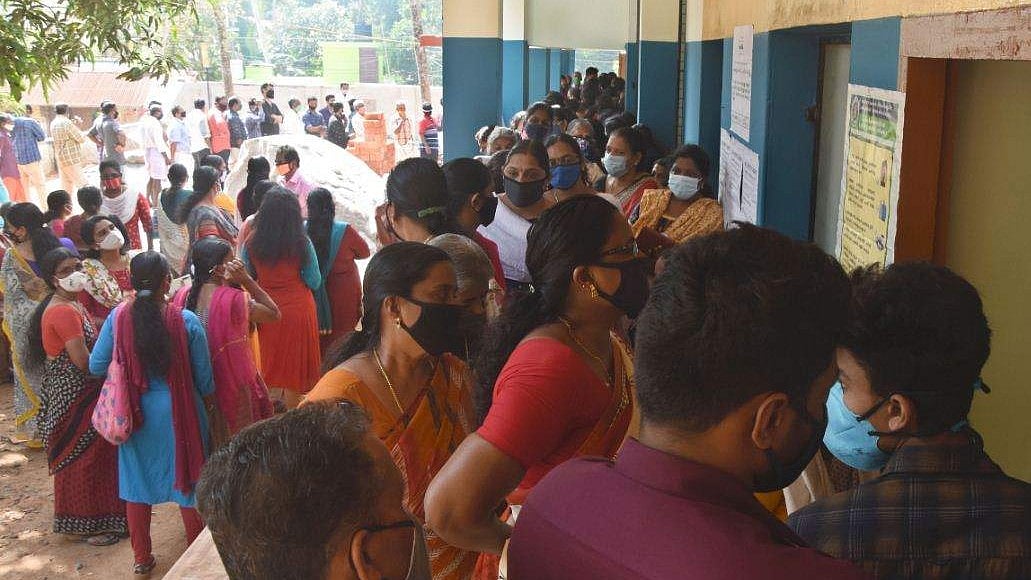 'വോട്ടര്‍മാര്‍ക്ക് ഇരിപ്പിടം ഉറപ്പാക്കണം, വെള്ളം നല്‍കണം, തിരക്ക് അറിയാന്‍ മൊബൈല്‍ ആപ്പ്'; നിര്‍ദേശങ്ങളുമായി ഹൈക്കോടതി 